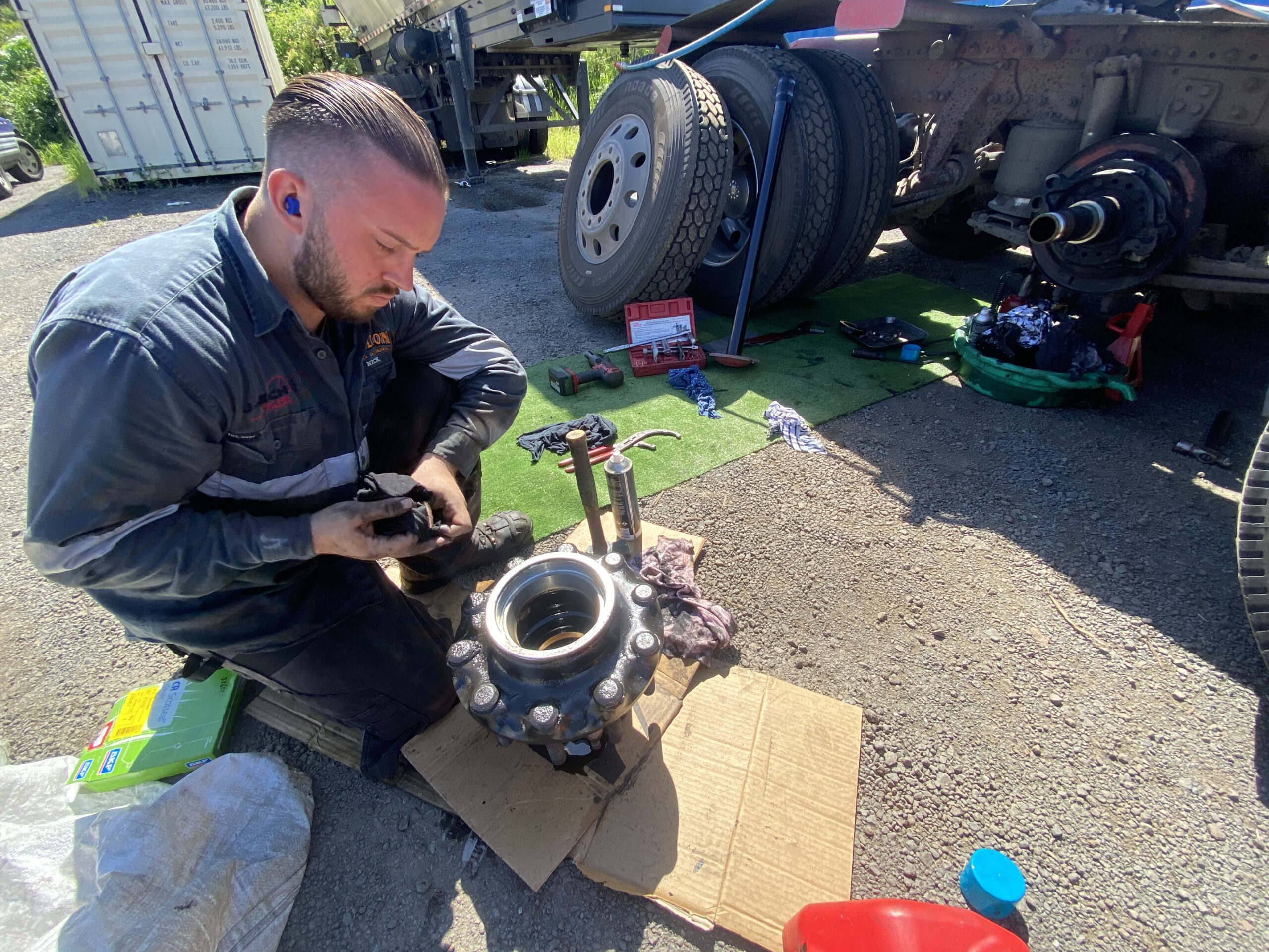Freightliner argosy truck hub seal leak repair